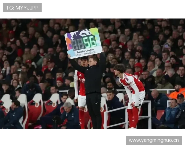 曼联问题不在投入,而在决策逻辑,影响球队重建与竞争力恢复 曼联问题不在投入,而在决策逻辑,影响球队重建与竞争力恢复