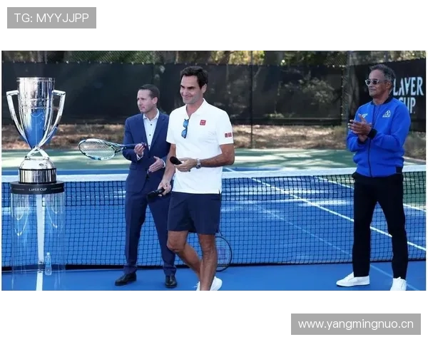 费德勒背布袋下机，后面跟着一队人像在搬家，我只想看他钱包长啥样