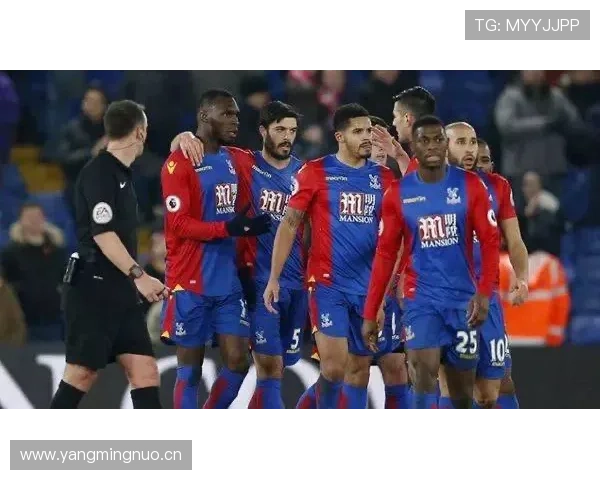 阿尔维斯与阿什拉夫在边路攻防中出现趋向分散与单点驱动差异